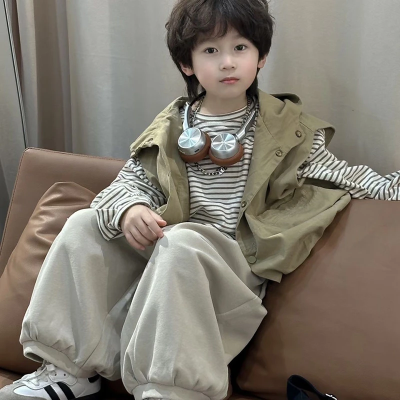 男童2026韩版网红春秋百搭连帽工装设计感马甲灯笼裤条纹衬衫套装