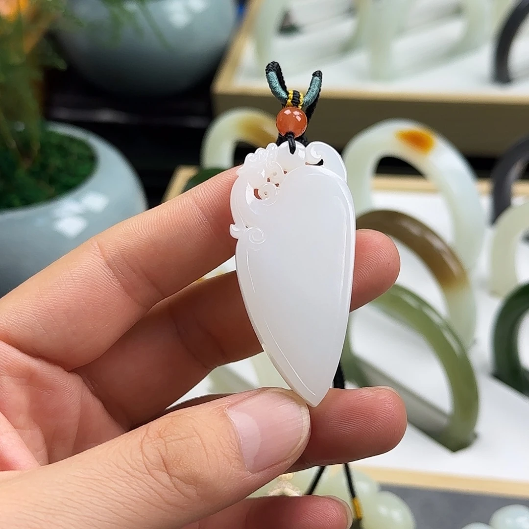 和田玉未镶嵌颈饰龙头凤尾，龙凤牌