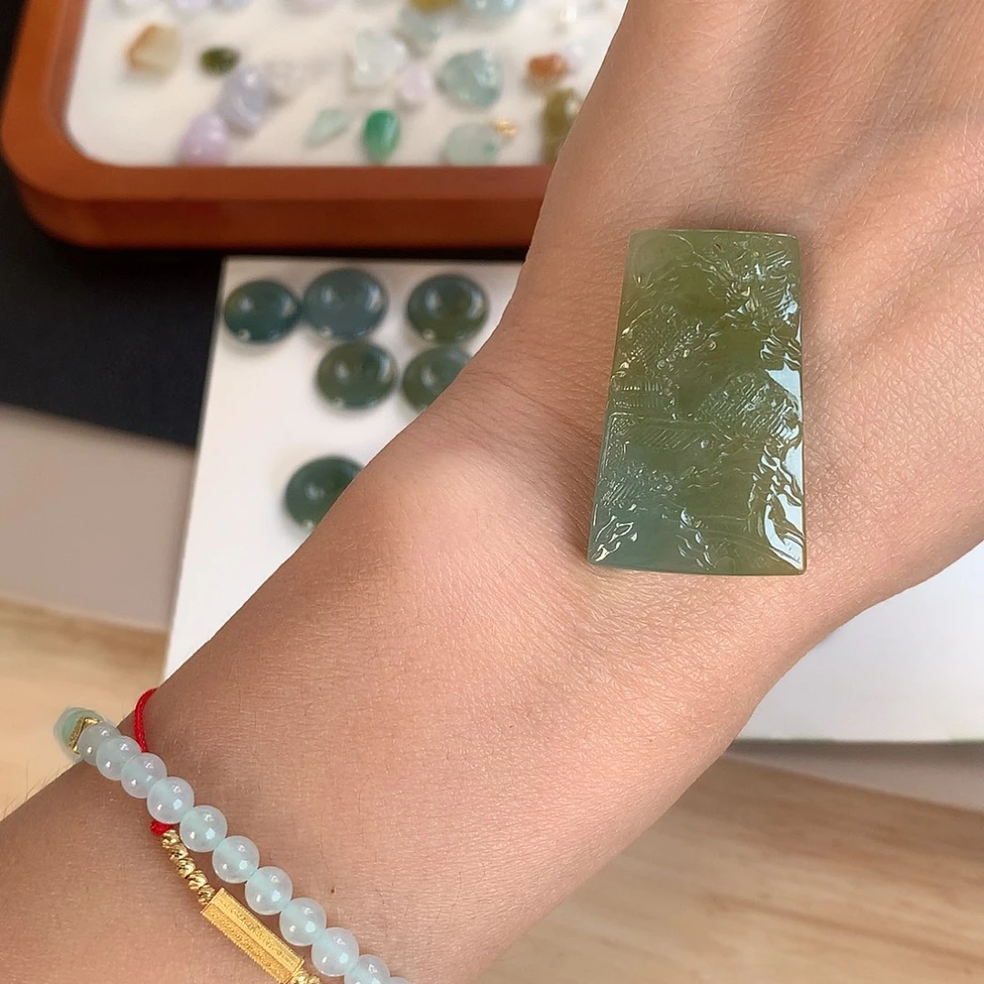 翡翠未镶嵌颈饰山水