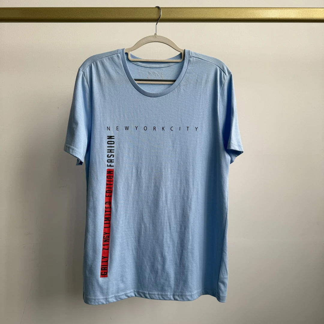 B2503 浅蓝竖排字母印花男士休闲短袖T恤