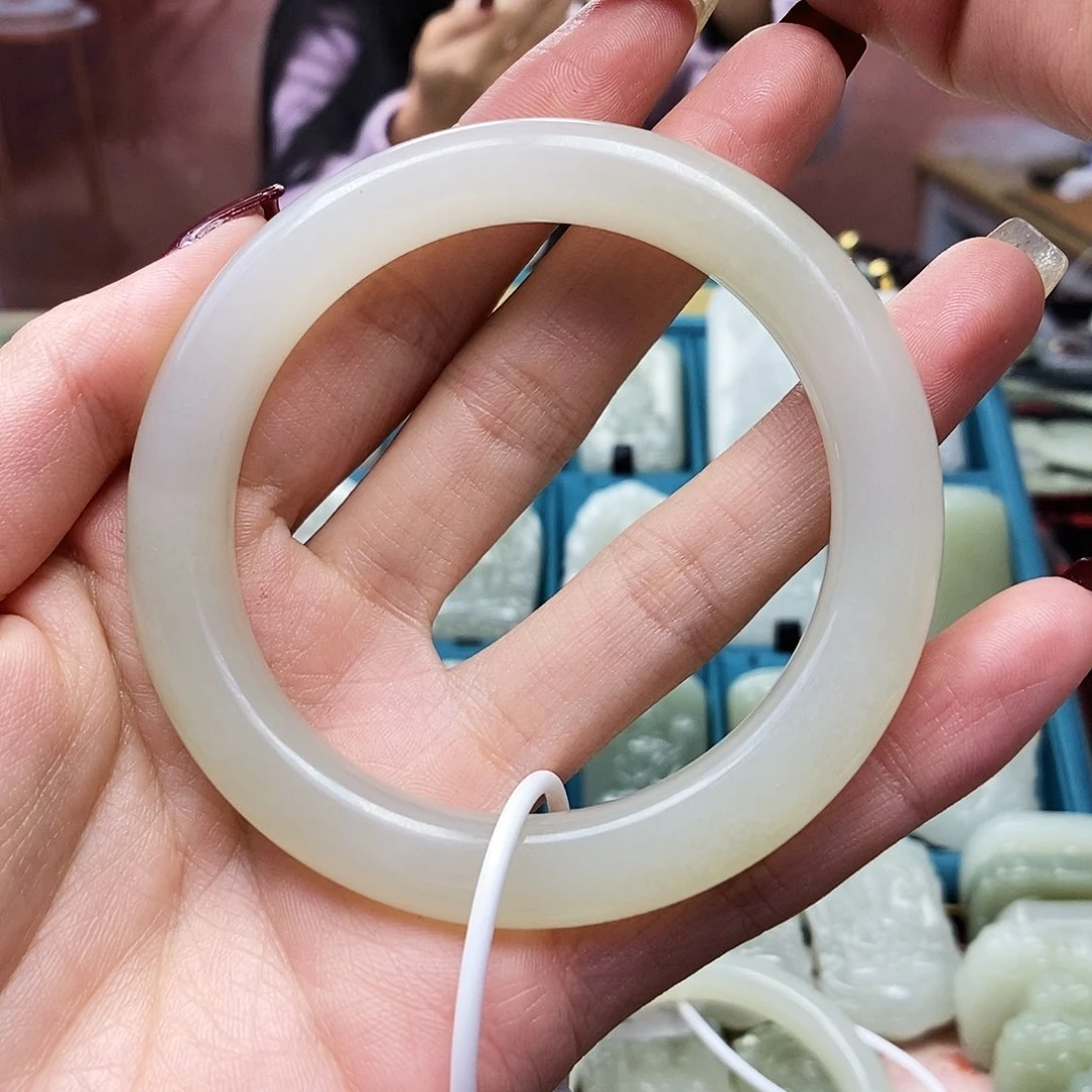 和田玉颈饰未镶嵌好****铁