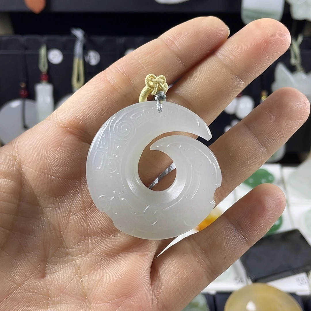 石英质玉（金丝玉）未镶嵌颈饰