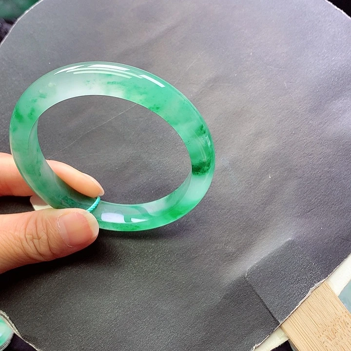 未镶嵌手镯石英质玉