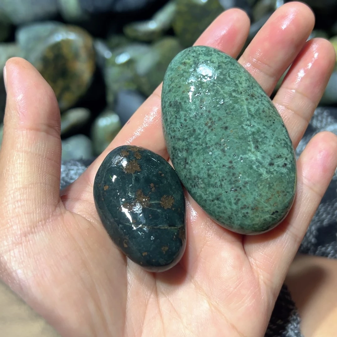 菱锰矿（红纹石）未镶嵌藏玉绿**山