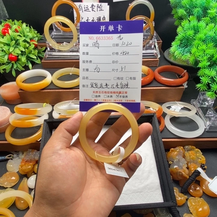 晴***里石英质玉（黄龙玉）未镶嵌手镯33365