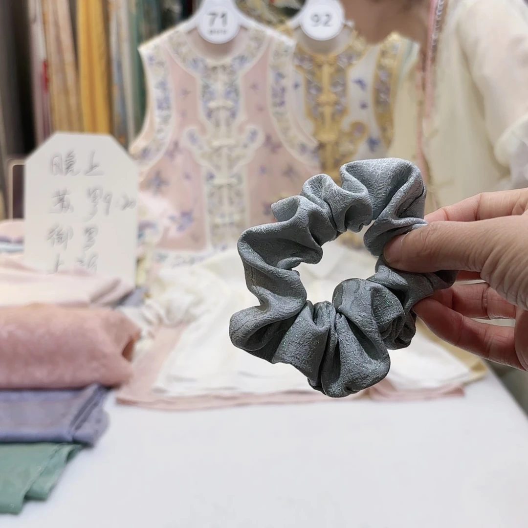 【闪购商品】银*苏绣的艺术品是一个人在
