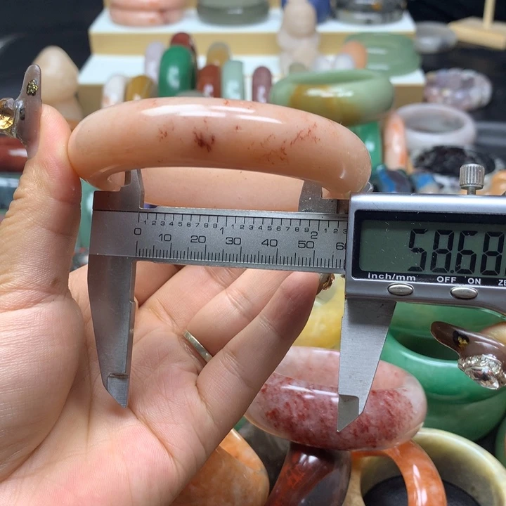 未镶嵌手镯石英质玉