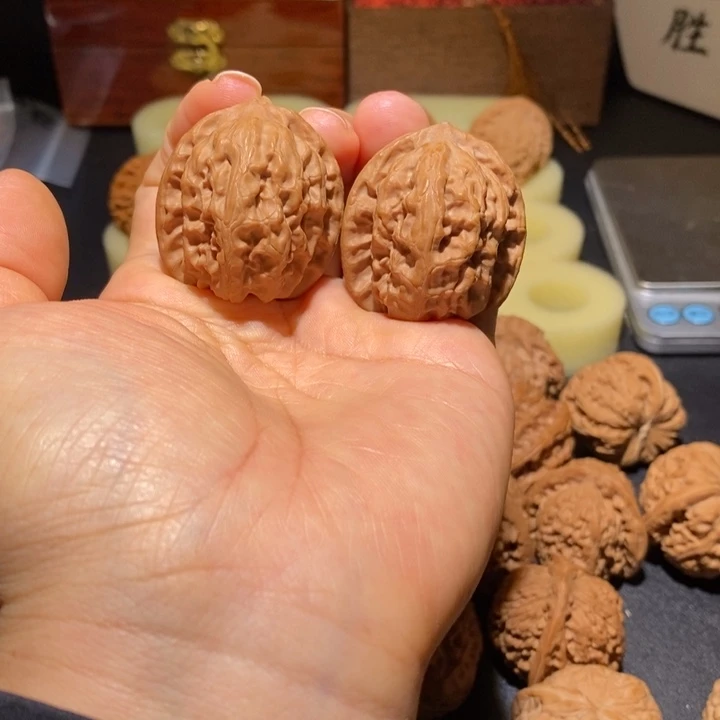 文玩核桃吊坠野狼35+