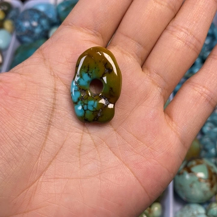 绿松石未镶嵌颈饰