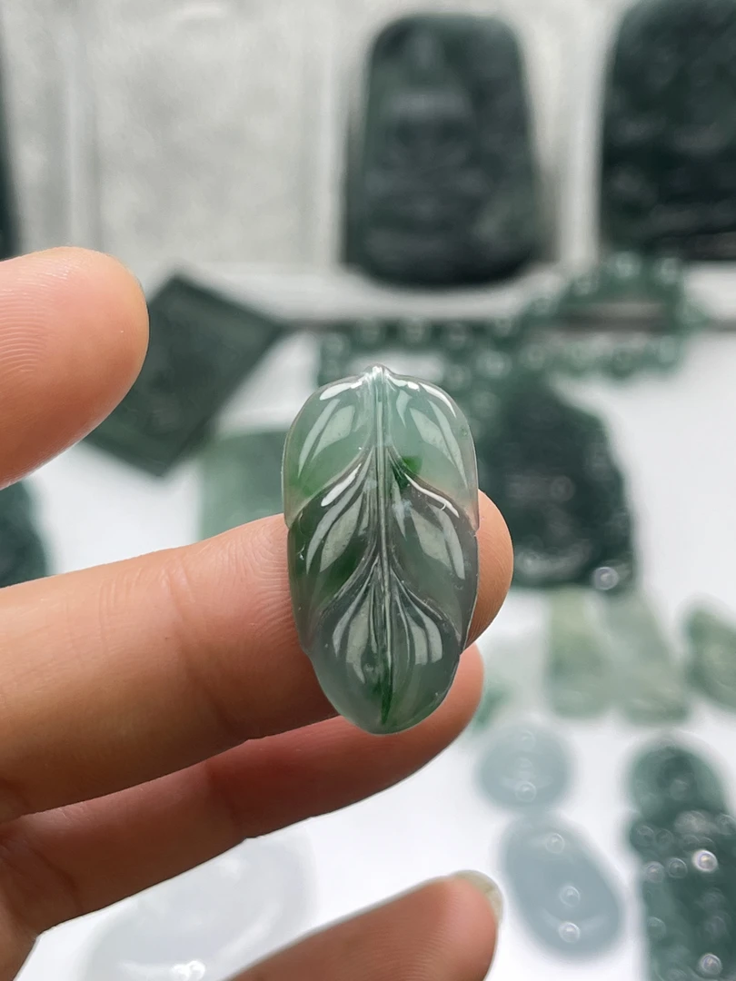 天然翡翠A叶子 尺寸约28-14-3毫米