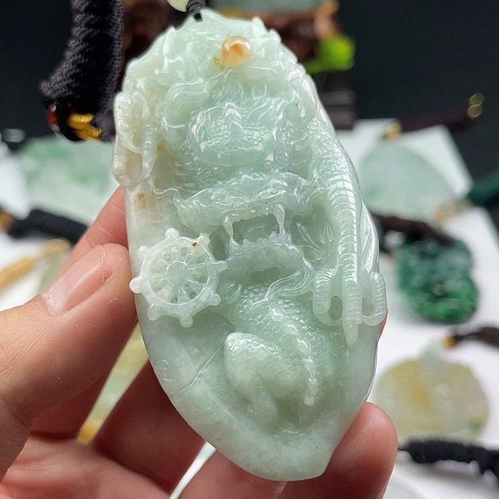 翡翠未镶嵌颈饰龙牌