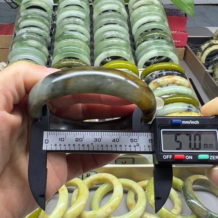 蛇纹石玉未镶嵌手镯1