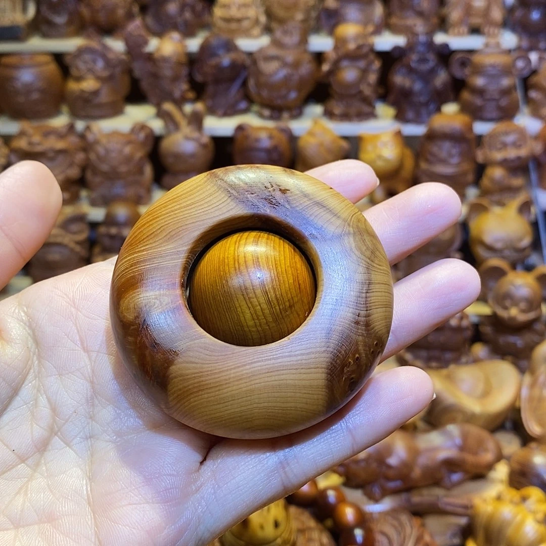 真***者木崖柏木雕手把件