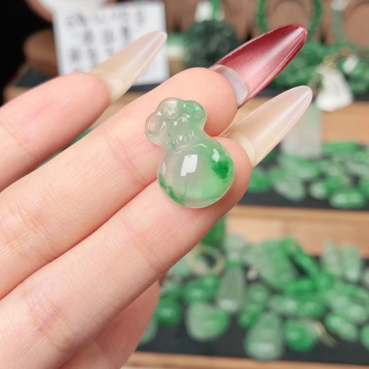 石英质玉（非洲翠）未镶嵌颈饰