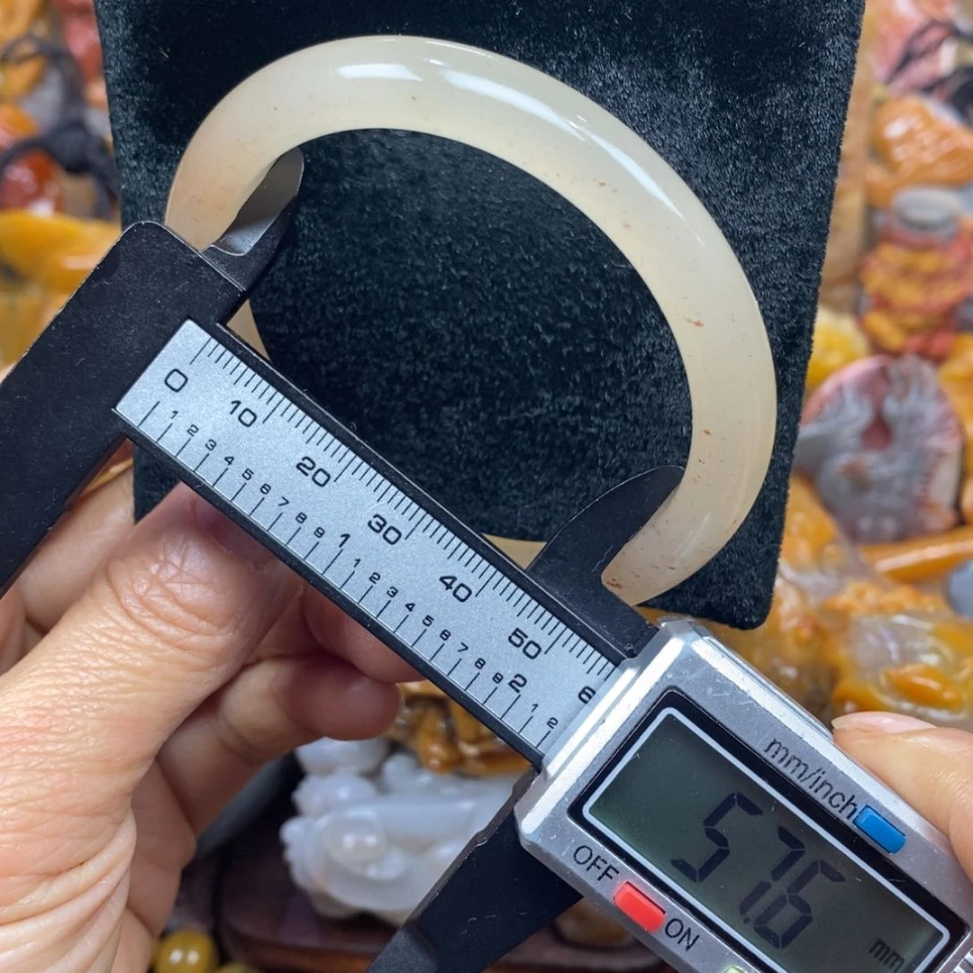 未镶嵌石英质玉（黄龙玉）颈饰