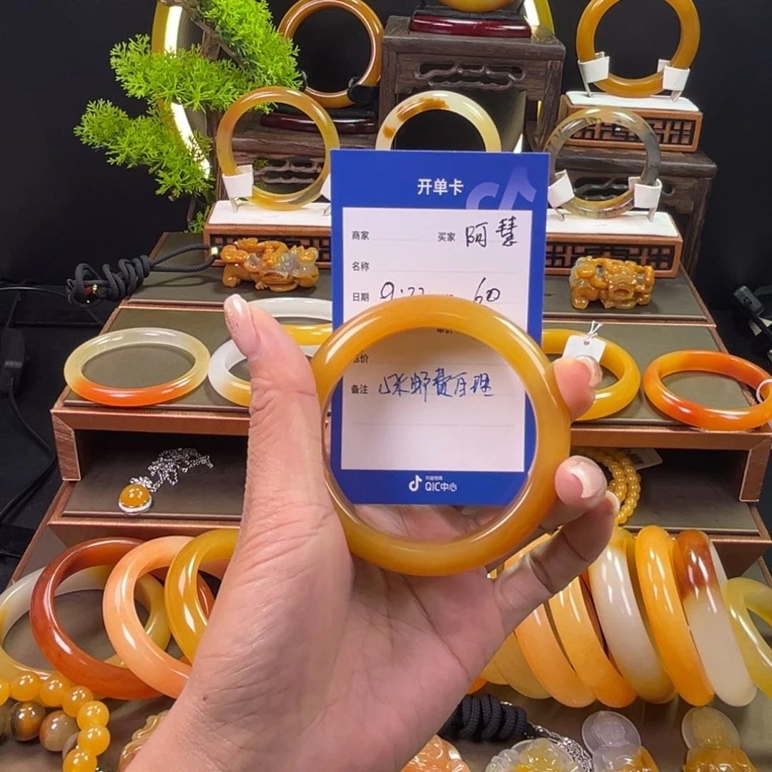 未镶嵌手镯石英质玉啊*