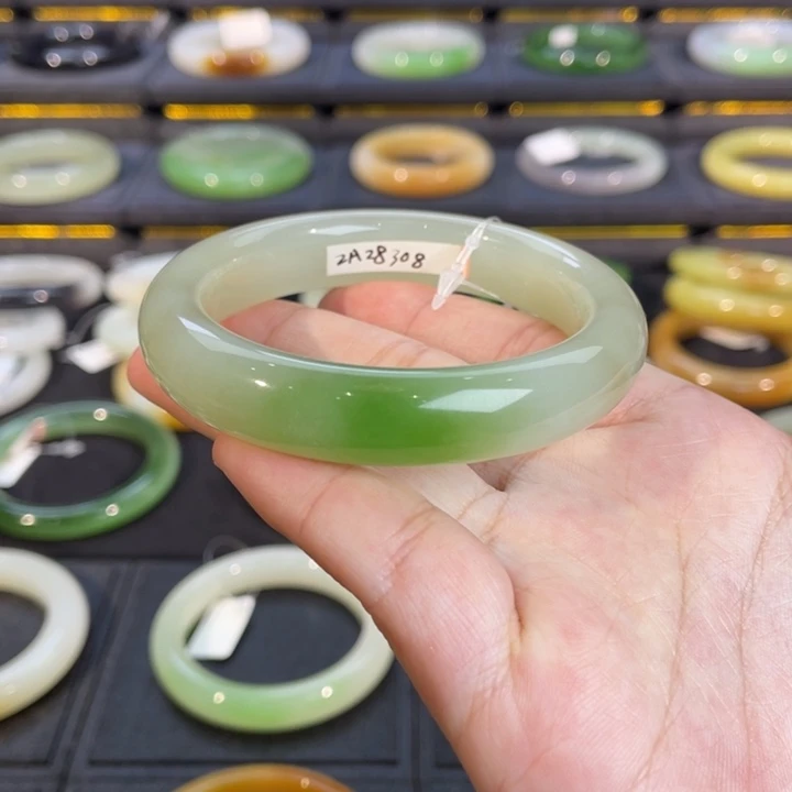 和田玉未镶嵌手镯