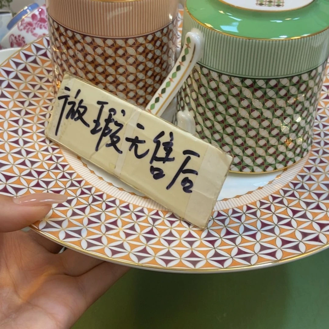 瓷嘀****5 马克大盘粉绿各一……………………