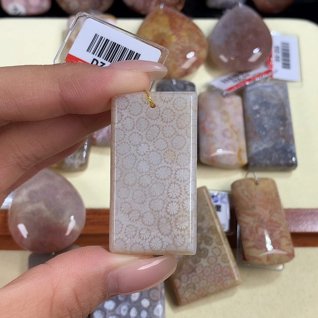 吊坠(赠链)未镶嵌硅化珊瑚（珊瑚玉）33号立体小花