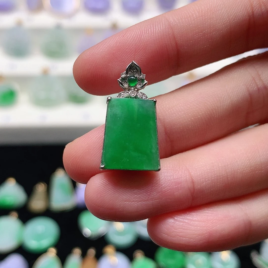 颈饰18K金镶嵌翡翠翡翠吊坠