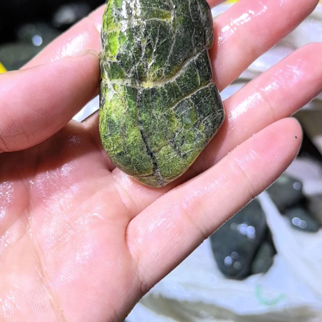 铭***卖有机玻璃藏玉药王石原石手把件一个