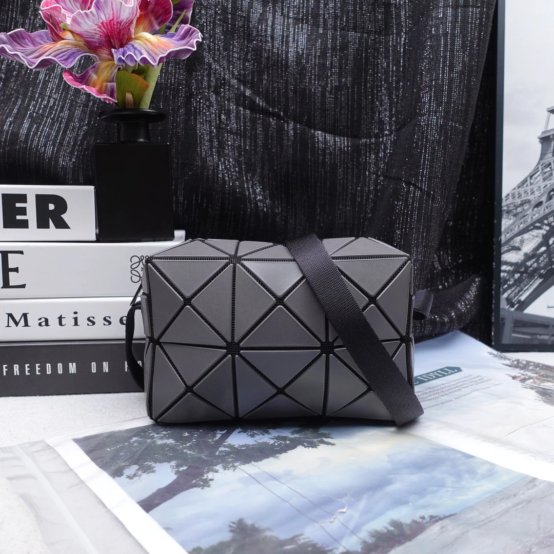 95新 Issey Miyake/三宅一生 黑色斜挎包T10248759