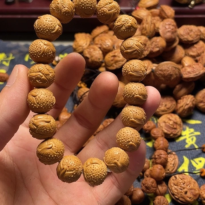 猴头核桃雕刻瑕疵金蟾