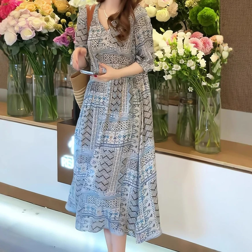 2025夏季新款女士大码碎花裙高级优雅感V领蓝色收腰显瘦连衣裙