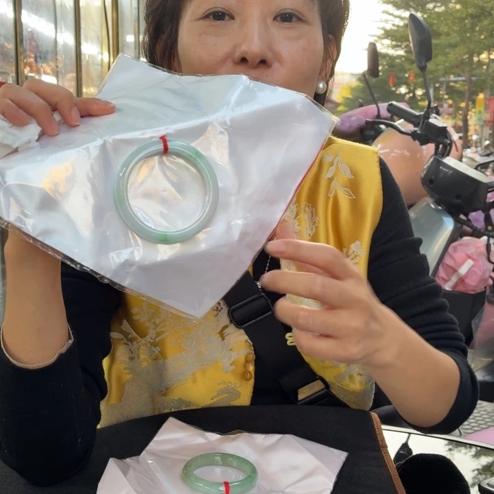 麦***奶翡翠未镶嵌手镯意向金