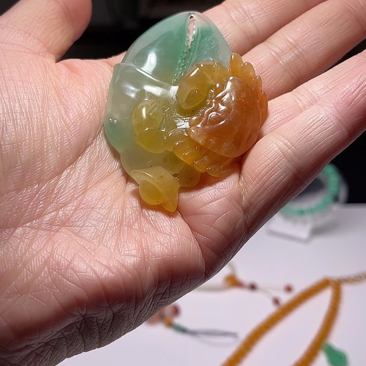 石英质玉（非洲翠）未镶嵌颈饰
