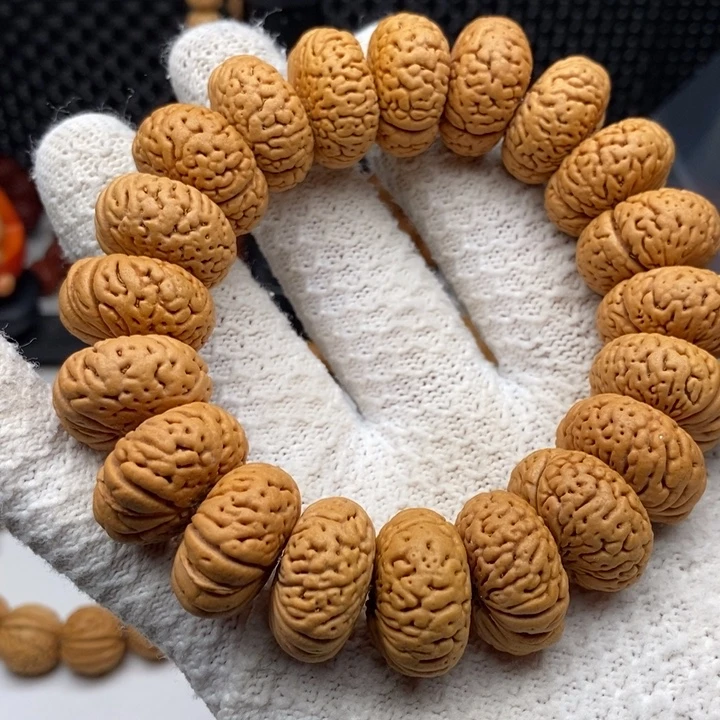 啷****手串文玩核桃桃核