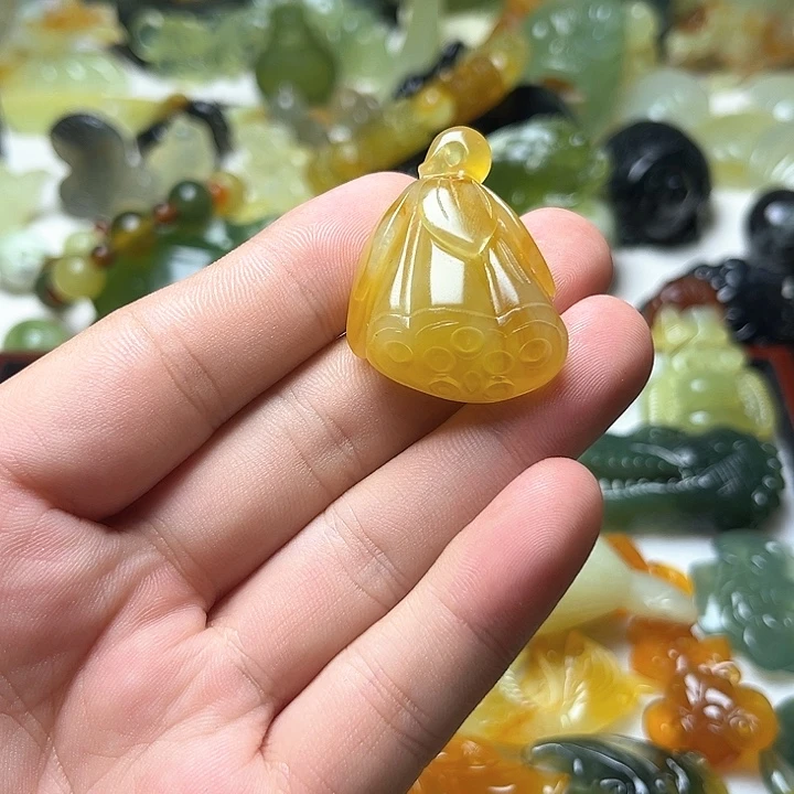 未镶嵌蛇纹石玉颈饰M****a