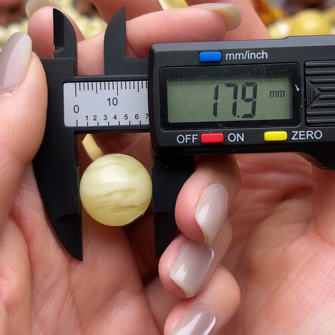 蜜蜡未镶嵌裸石蜜蜡白花圆珠鸽