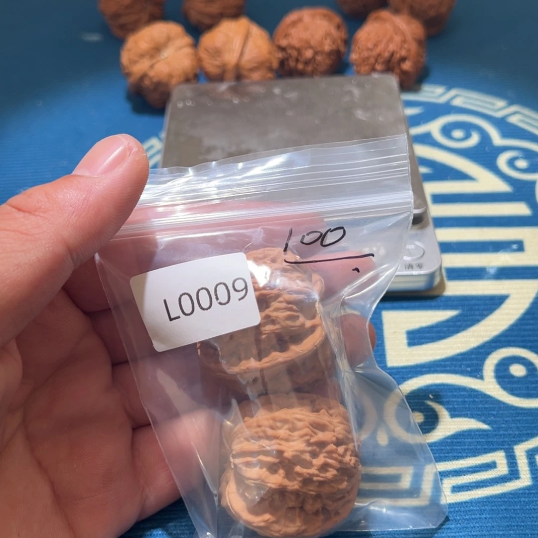 文玩核桃吊坠白狮子