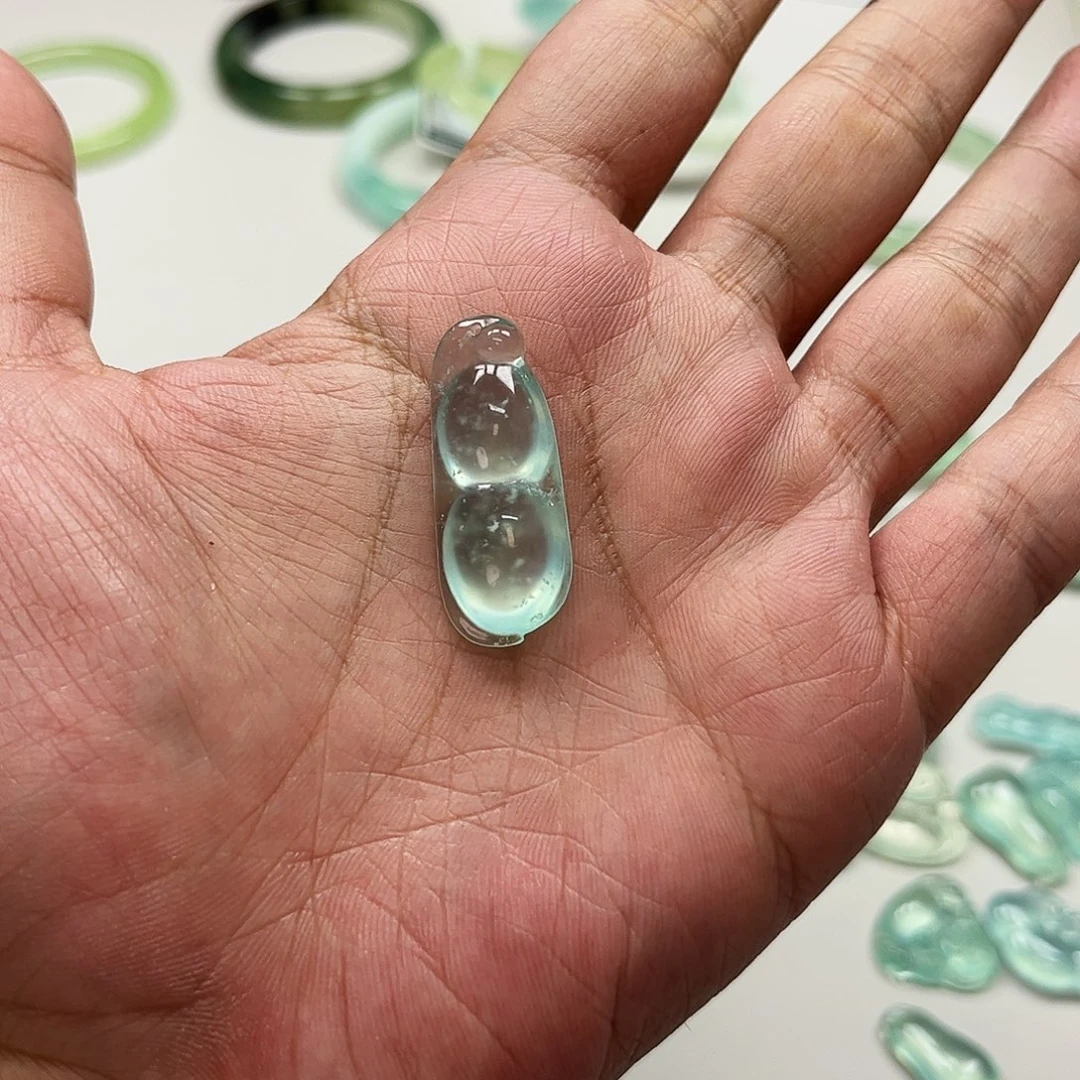 未镶嵌蛇纹石玉吊坠
