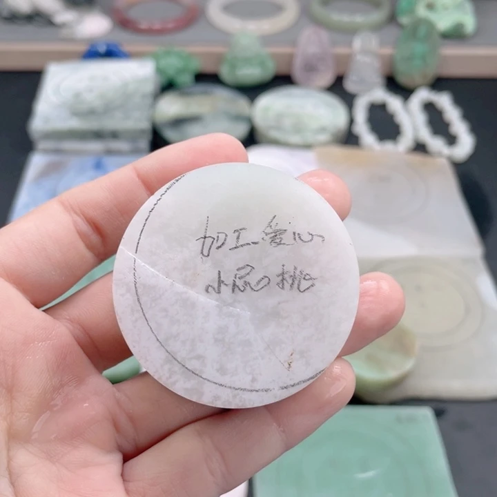 ****娥石英质玉未镶嵌颈饰定制