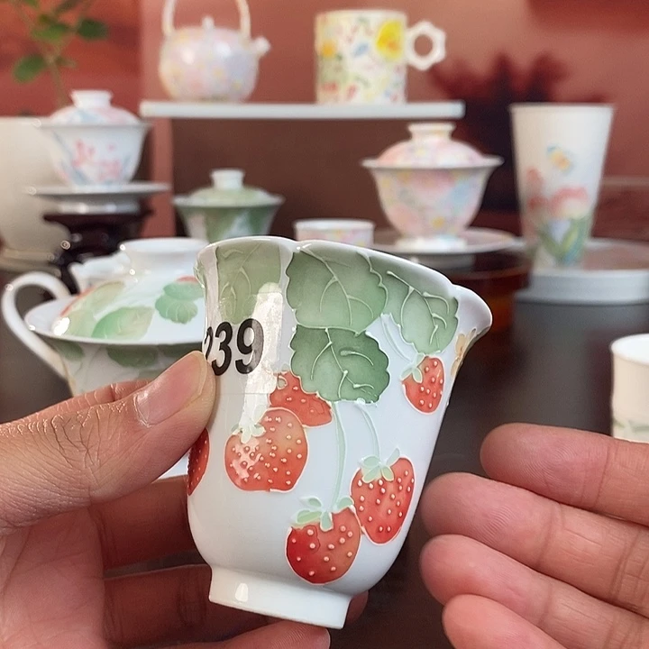 草莓釉下手绘品茗杯