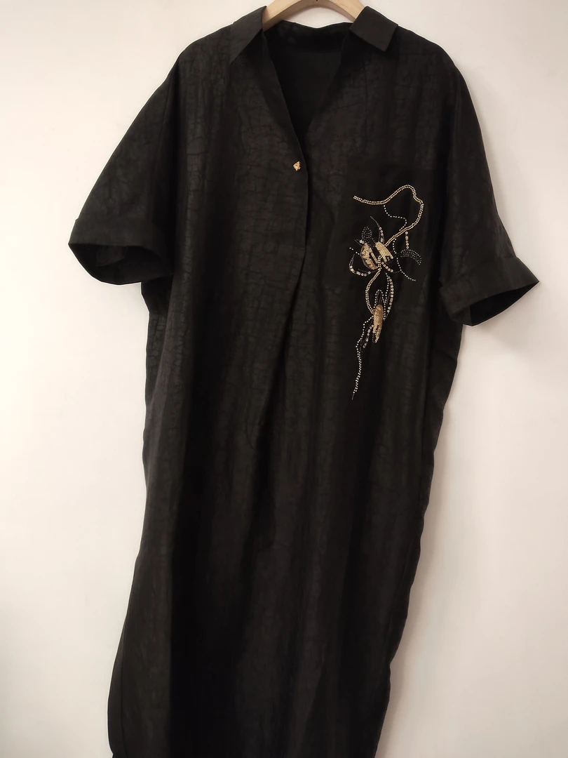 遇见8251002黑色龟裂纹纯桑蚕丝香云纱吞花卧酒刺绣收腰连衣裙