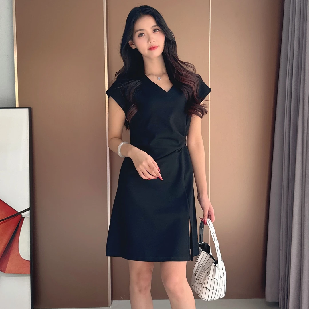 小黑裙连衣裙女装V领夏季2025新款黑色不规则设计感小个子中长款