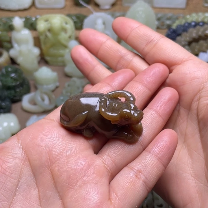 吴***人和田玉未镶嵌颈饰