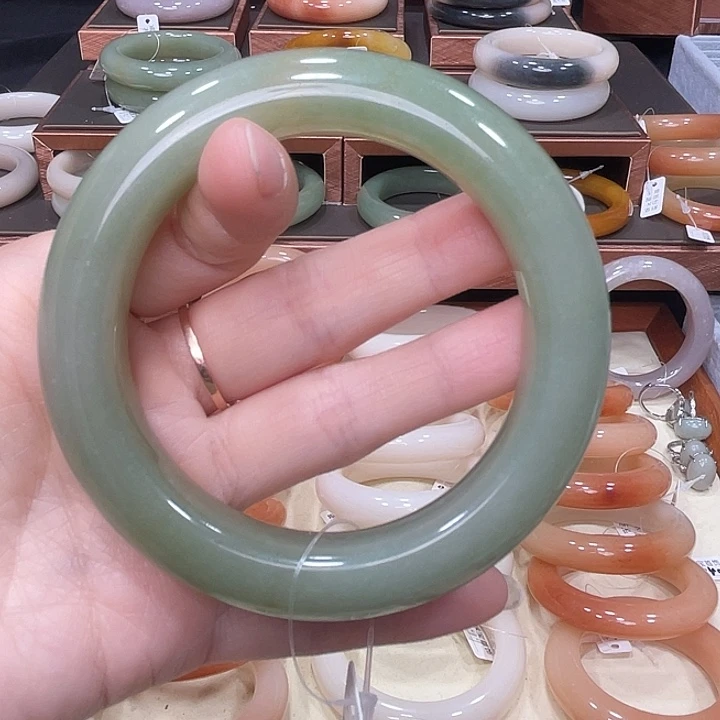 石英质玉（佘太翠）手镯未镶嵌在**的