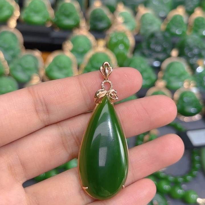 颈饰18K金镶嵌和田玉（碧玉）