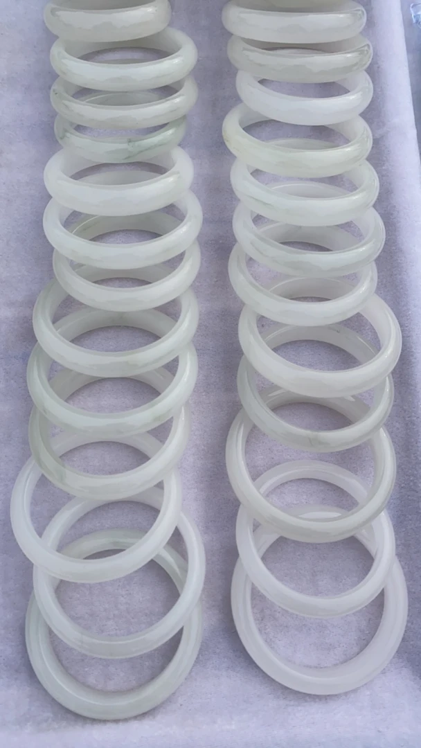 新疆天然天山翠手镯，多样性发货，发其一