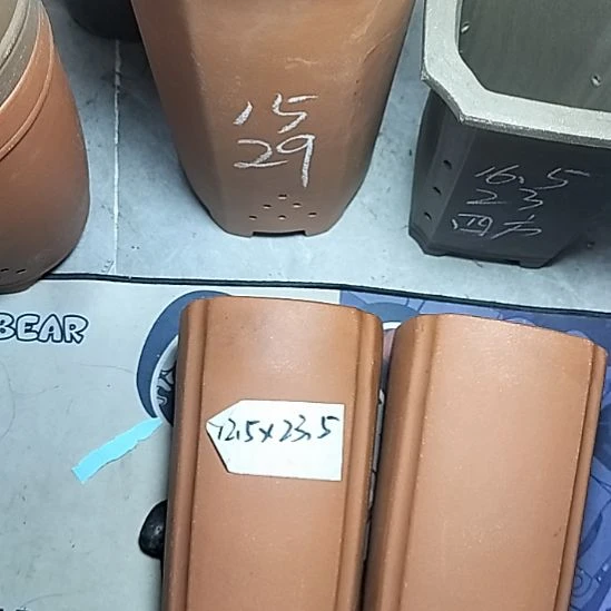 红泥四方签筒两个花盆