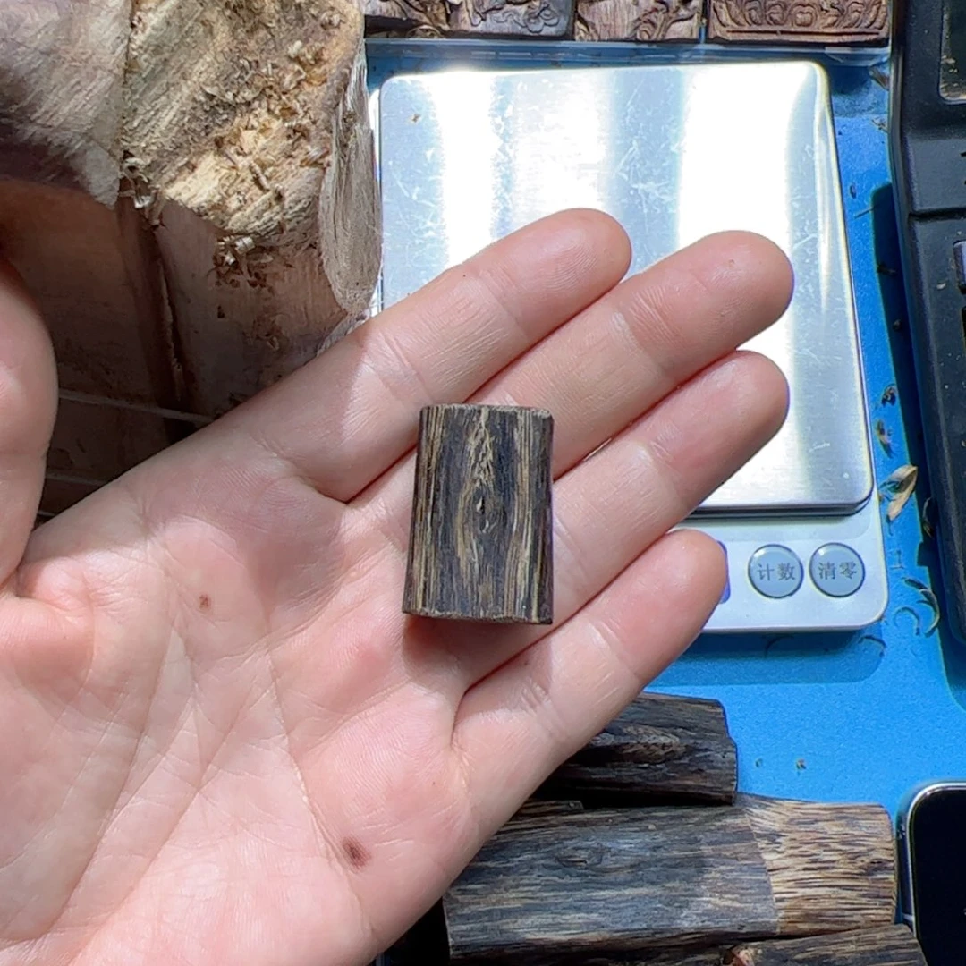 沉香吊坠白棋素牌5克