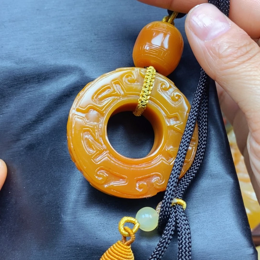 石英质玉（黄龙玉）颈饰未镶嵌