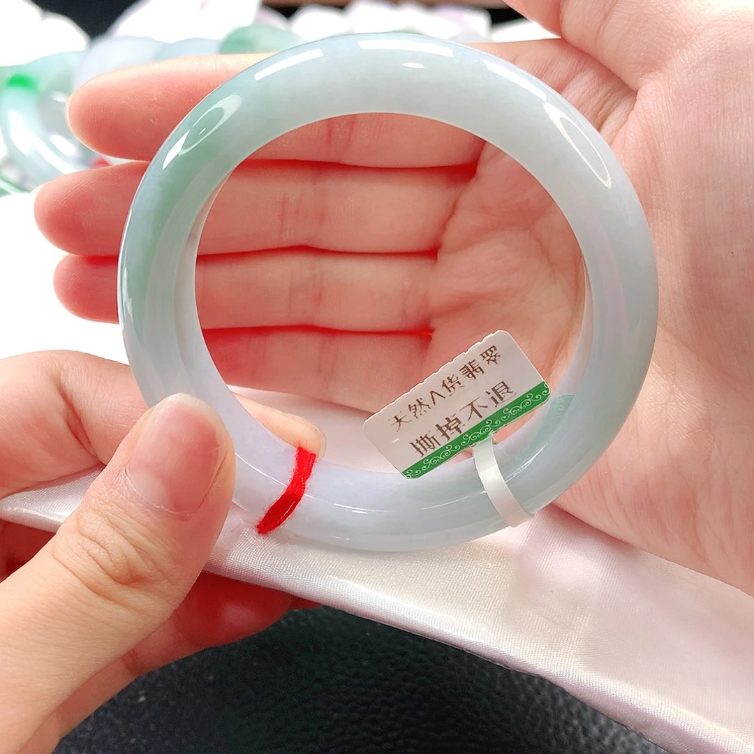 翡翠手镯未镶嵌55圈