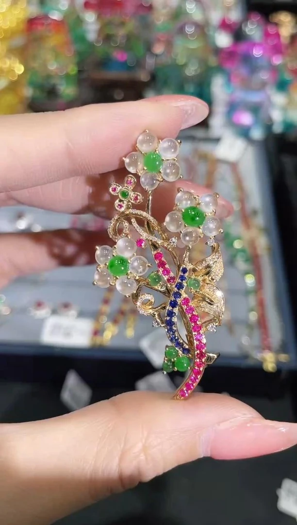 18K金镶嵌天然翡翠吊坠