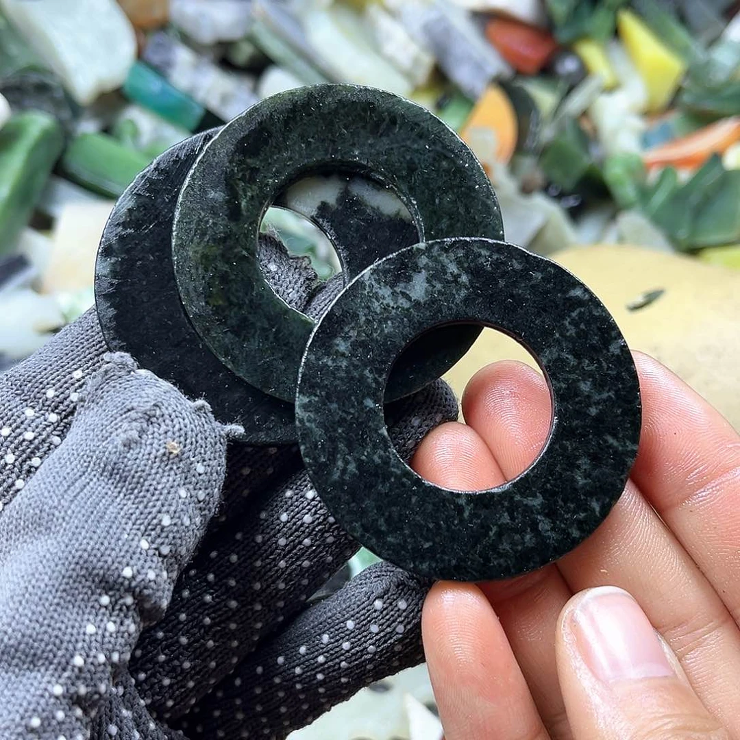 颈饰未镶嵌石英质玉