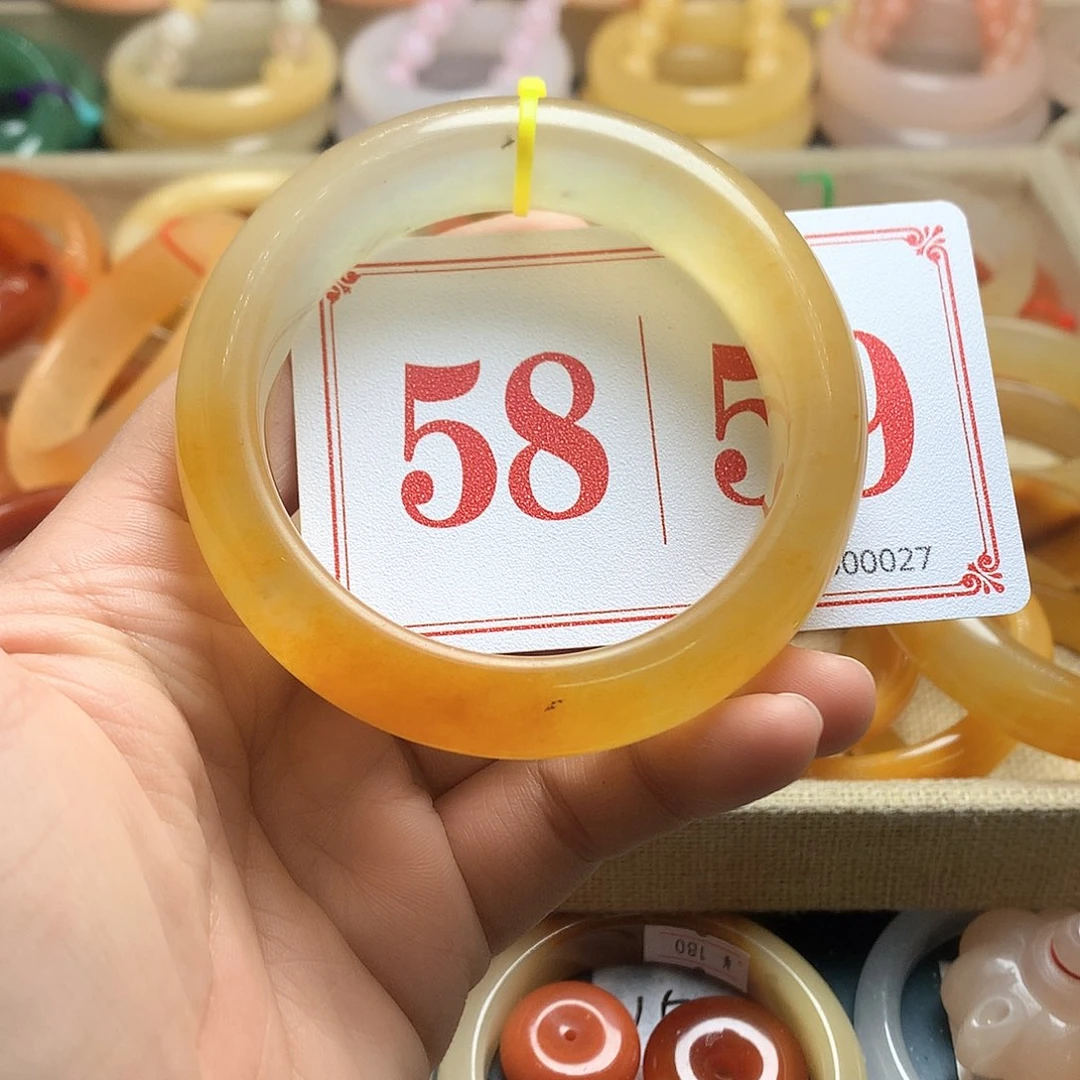 未镶嵌石英质玉（黄龙玉）手镯